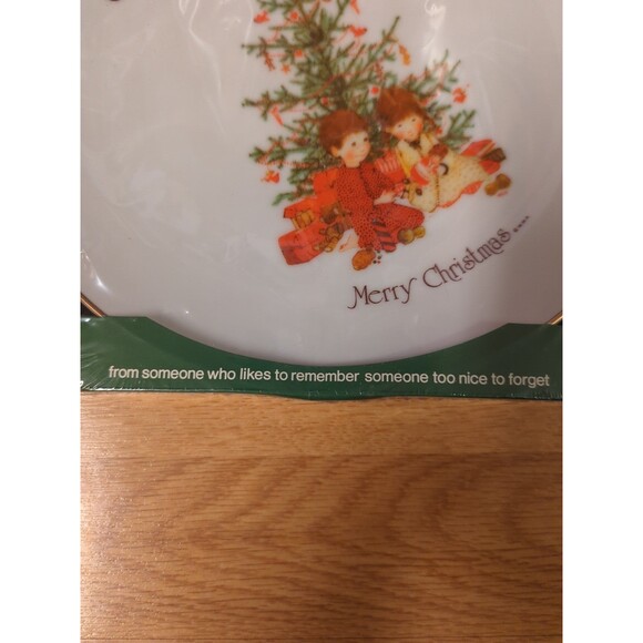 Holly Hobbie Merry Christmas Dinner Plate With Gold Trim Genuine Porcelain NEW - Picture 3 of 6